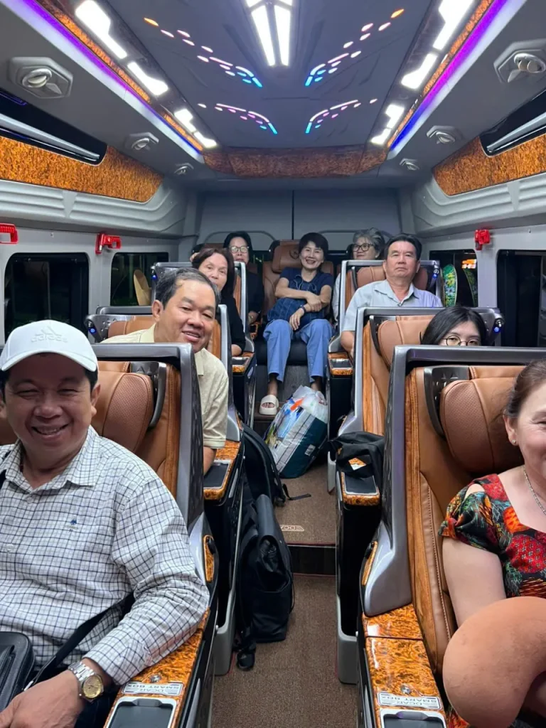 khách hàng trải nghiệm thuê xe limousine 11 chỗ đi tỉnh