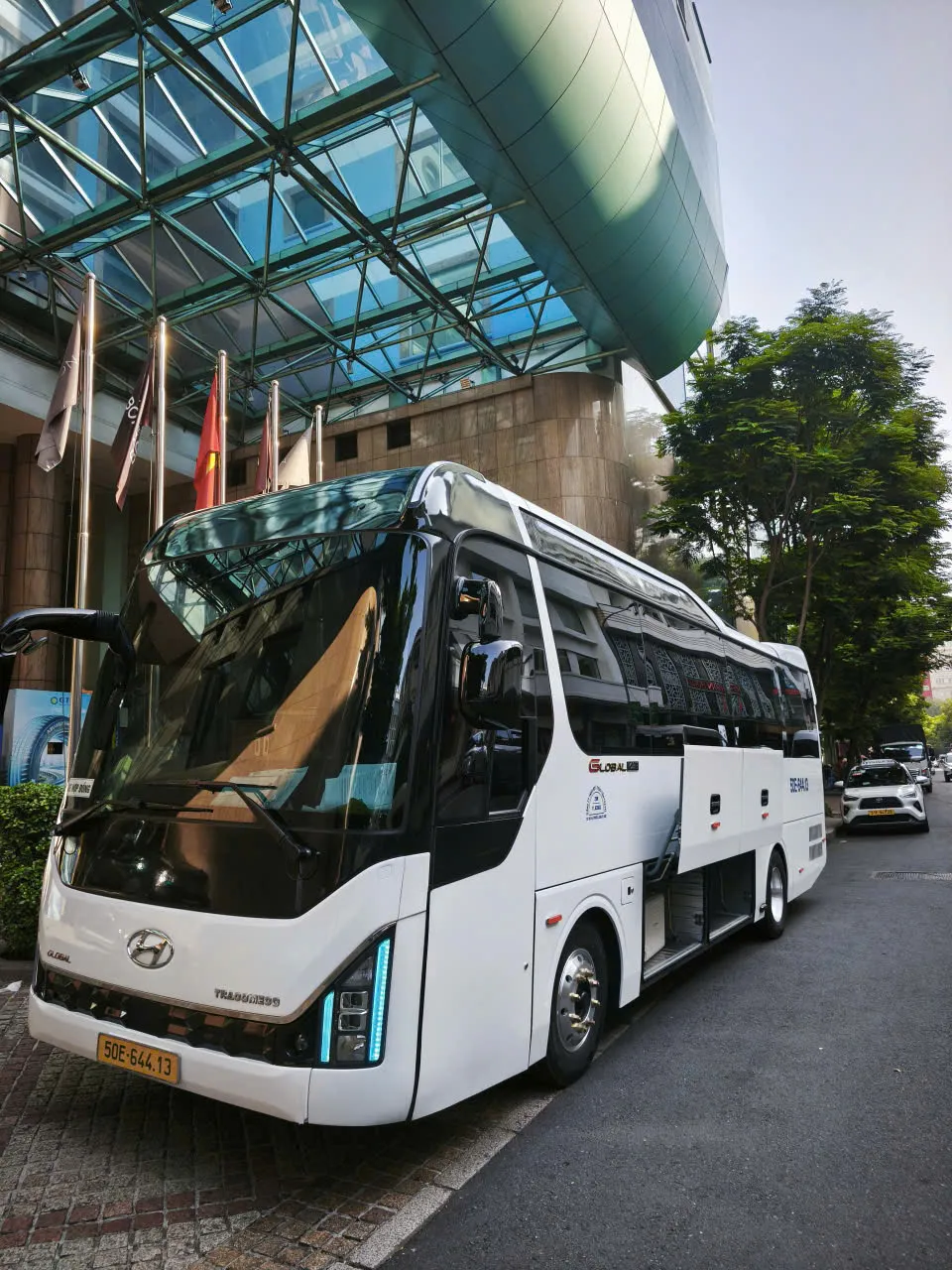 Khoang hành lý xe Universe 29 chỗ đưa đón sân bay Tân Sơn Nhất