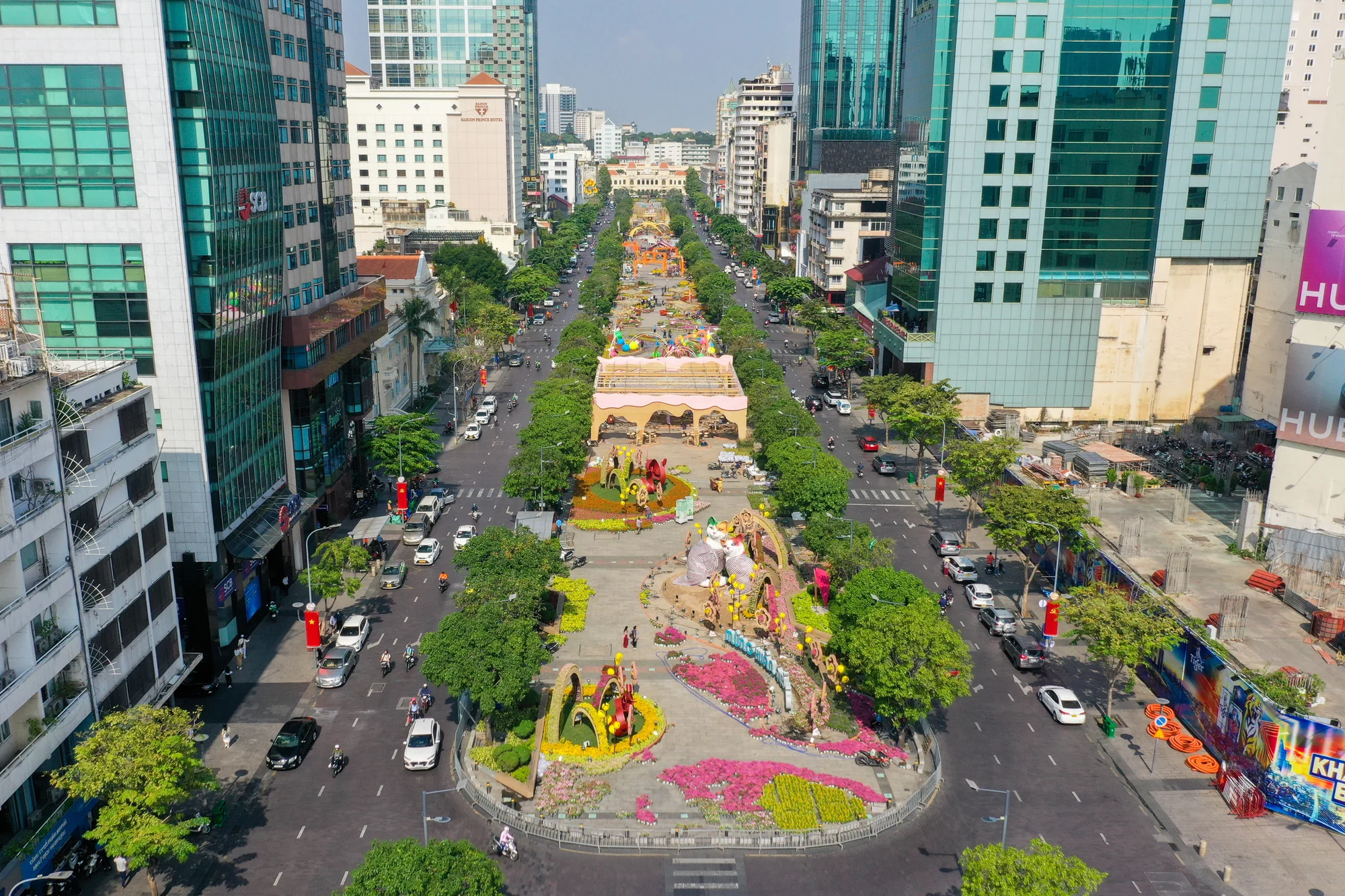 Thuê xe tham quan phố đi bộ Nguyễn Huệ TPHCM