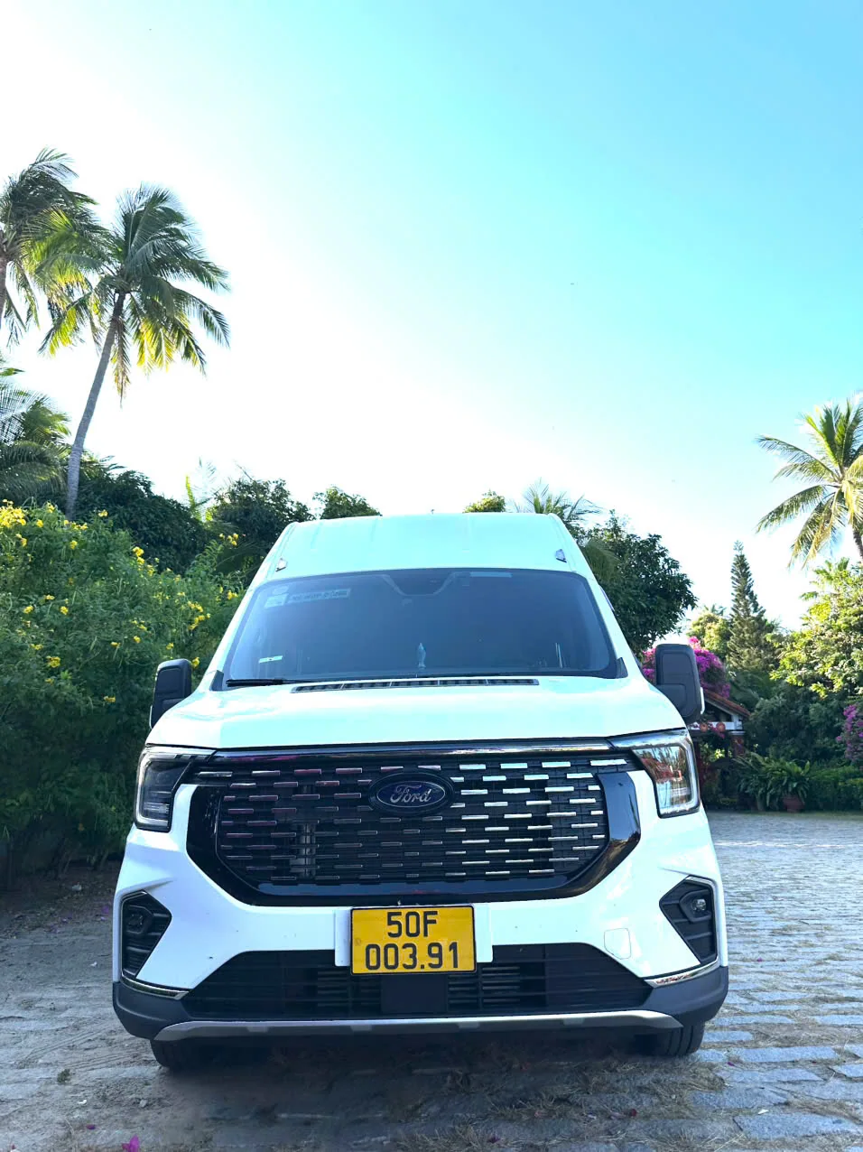 Thuê xe Ford 18 chỗ tại TPHCM