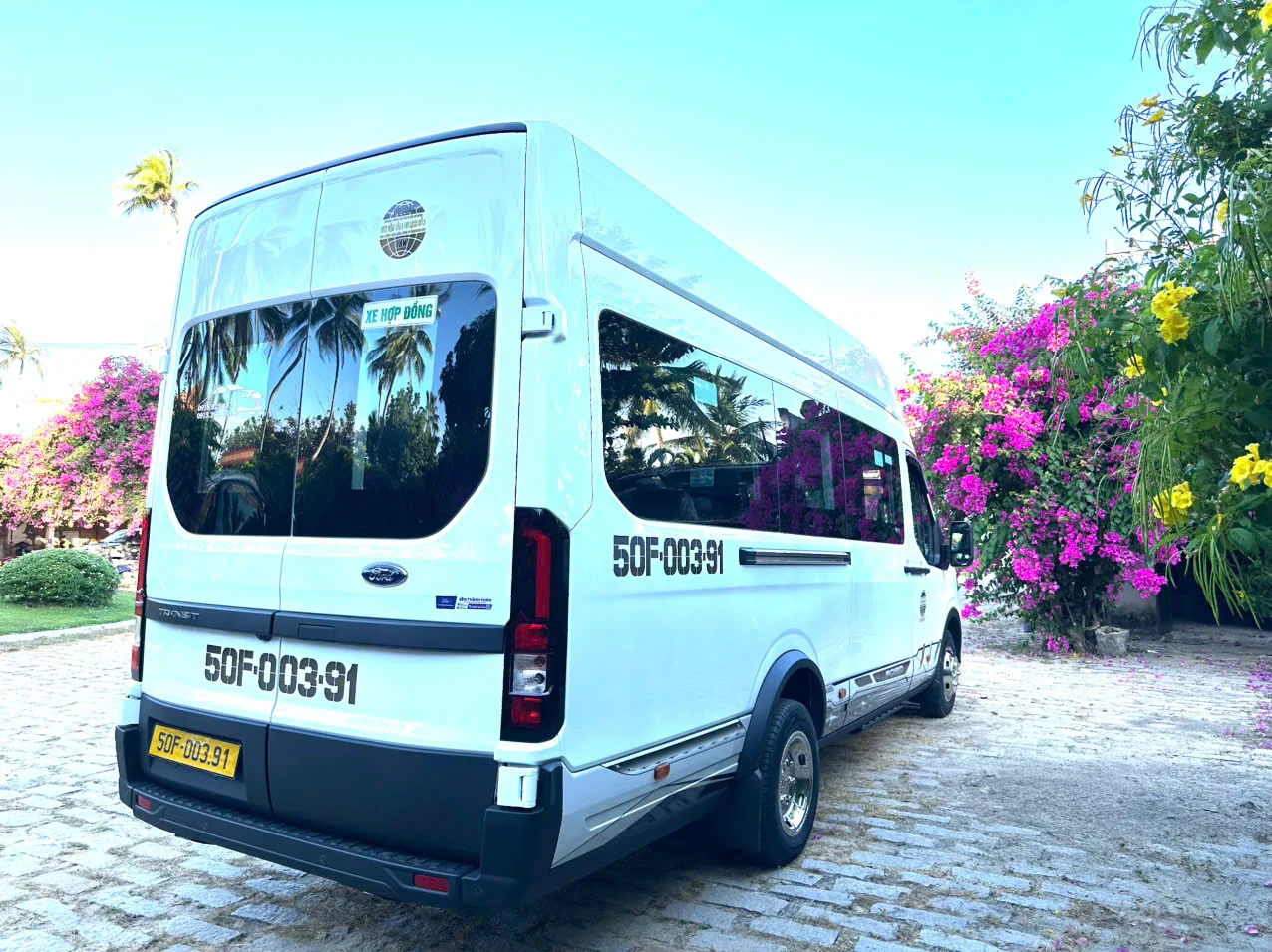 Ford Transit 18 chỗ phục vụ đoàn khách tại TPHCM