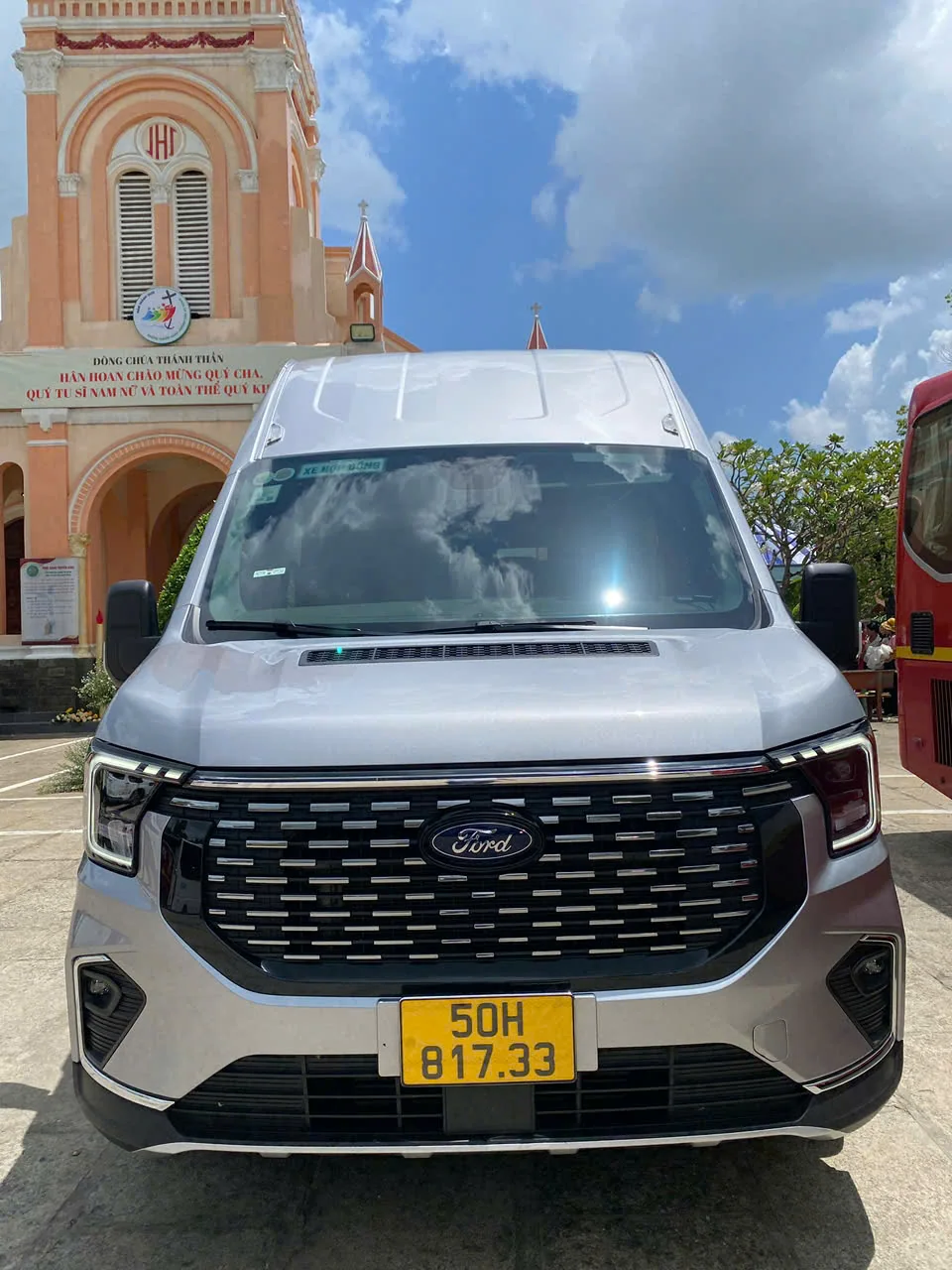 Ngoại thất Ford Transit 16 chỗ tại TPHCM