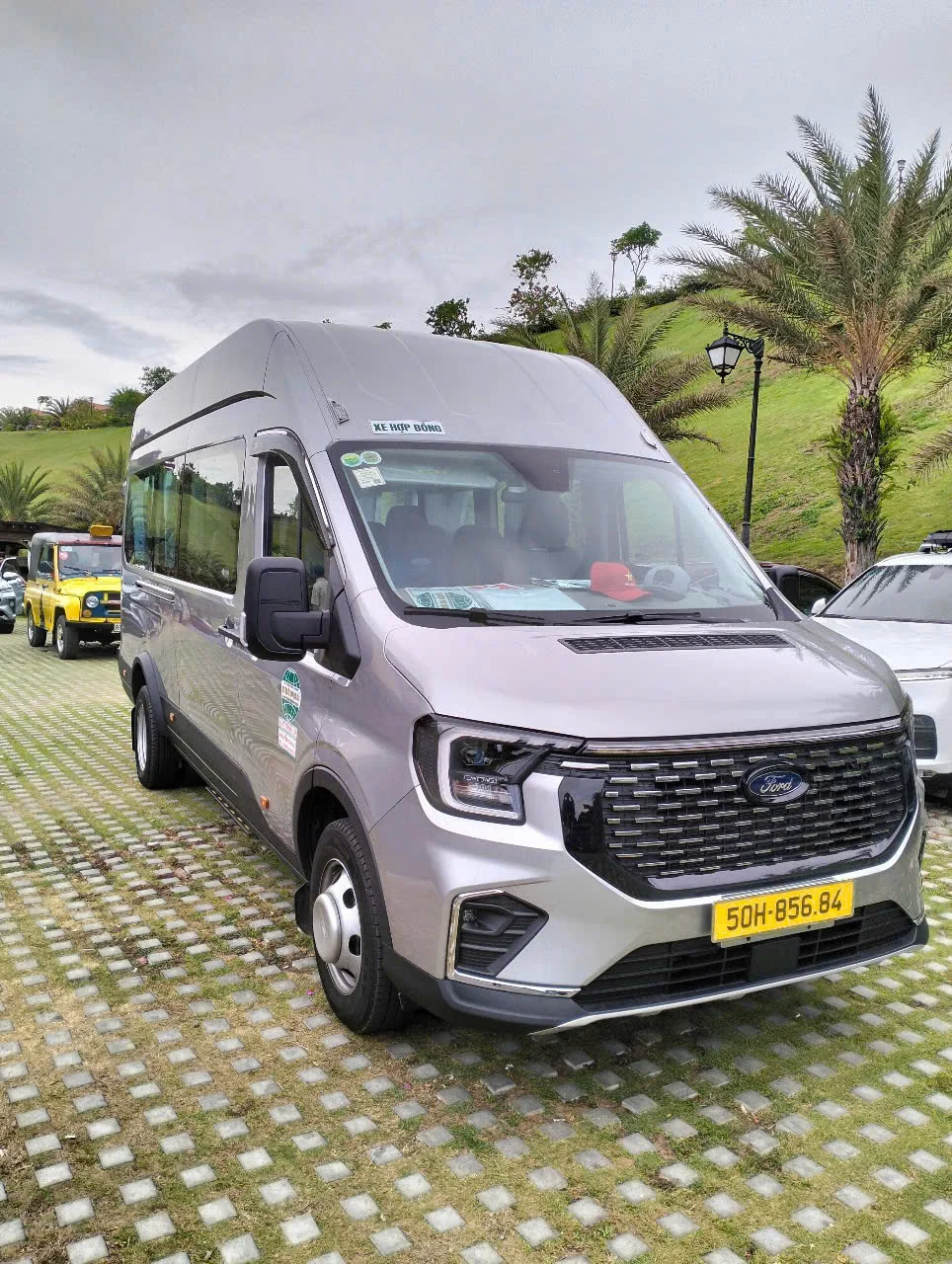 SaigonCar Ford Transit 十六至十八座旅游面包车