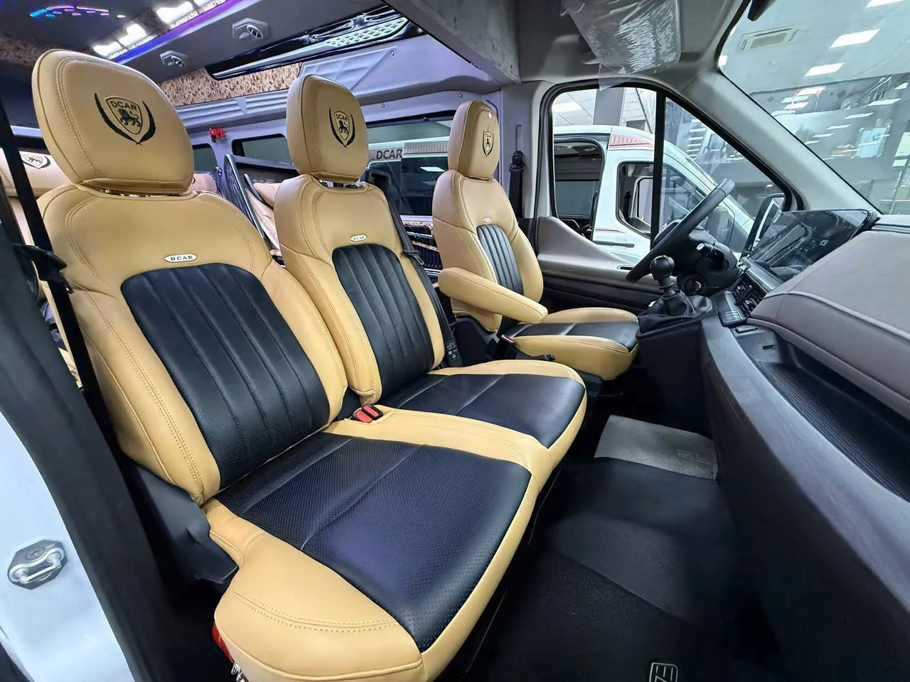 Nội thất Limousine 11 chỗ Ford Transit TPHCM