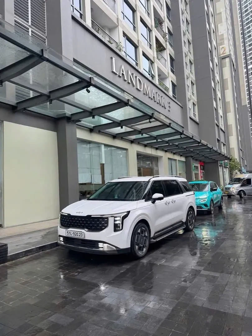胡志明Kia Carnival商务车豪华内饰