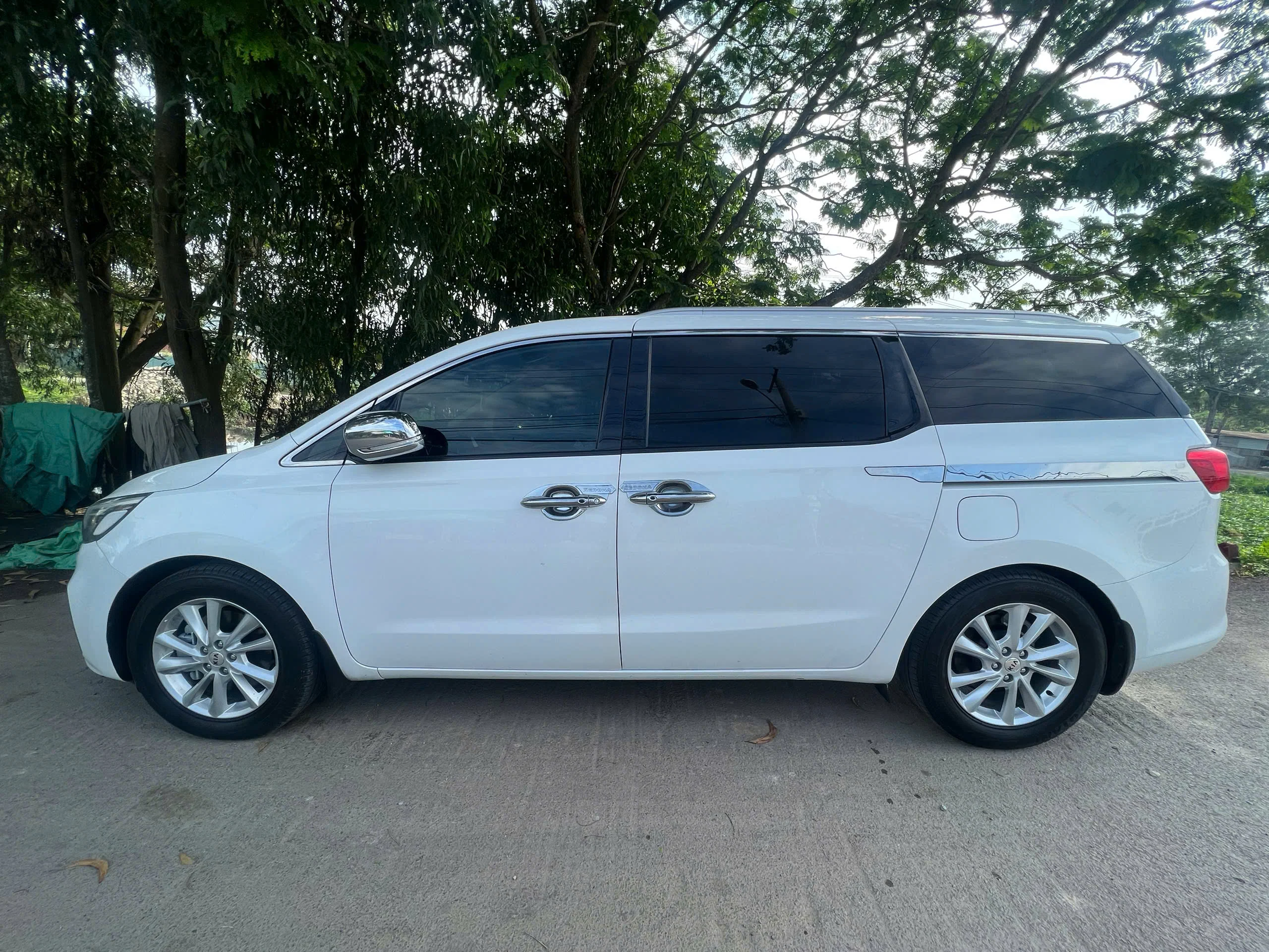 Thuê xe Kia Sedona đưa đón sân bay Tân Sơn Nhất