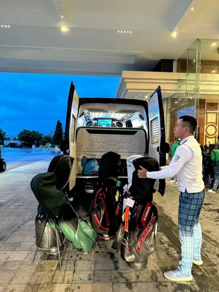 Xếp hành lý lên xe Limousine 11 chỗ đưa đón sân bay