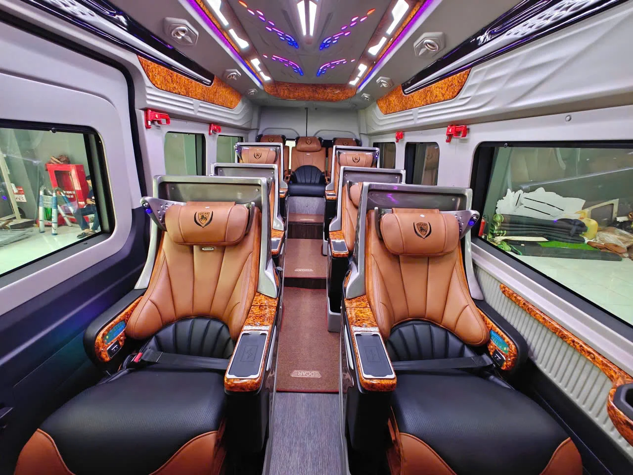 Nội thất Limousine 11 chỗ phục vụ khách sân bay VIP
