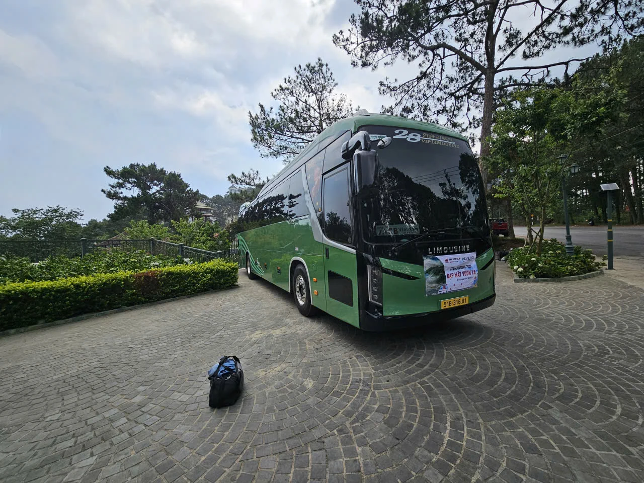 Thuê xe Limousine 28 chỗ VIP đi golf TPHCM