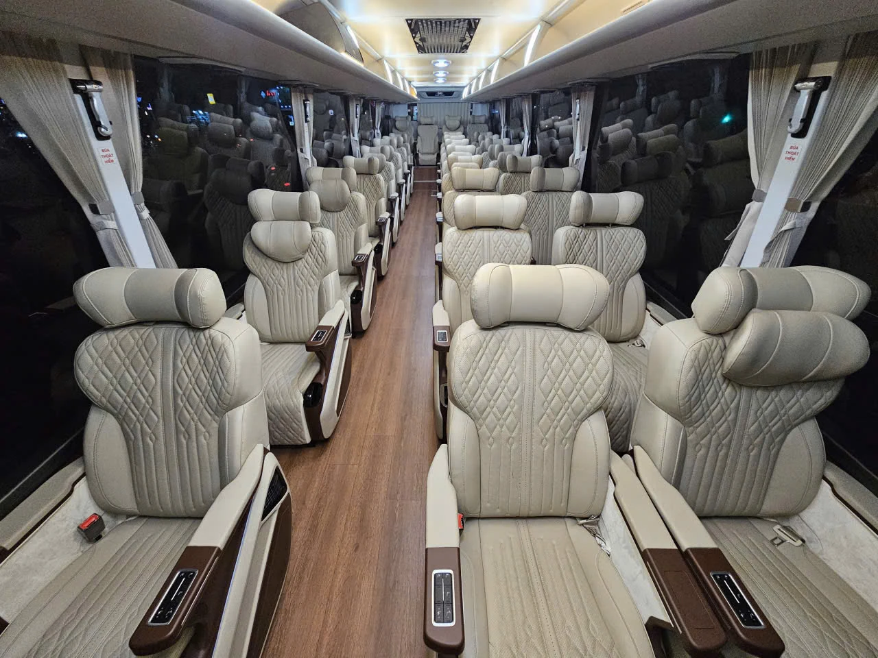 Nội thất Limousine 28 chỗ phục vụ đoàn tại TPHCM