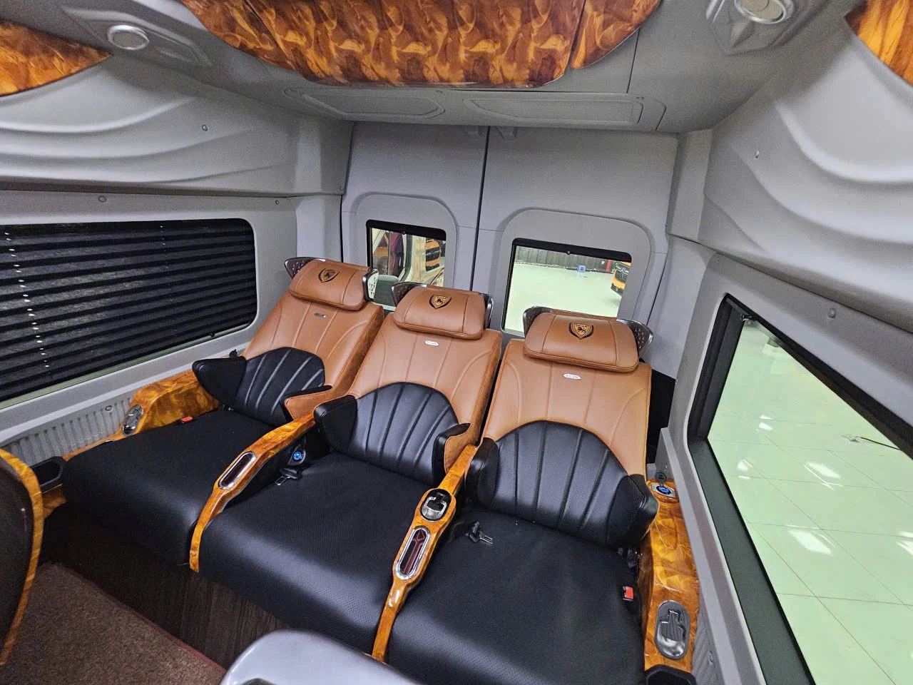 Hàng ghế sau xe Limousine DCAR