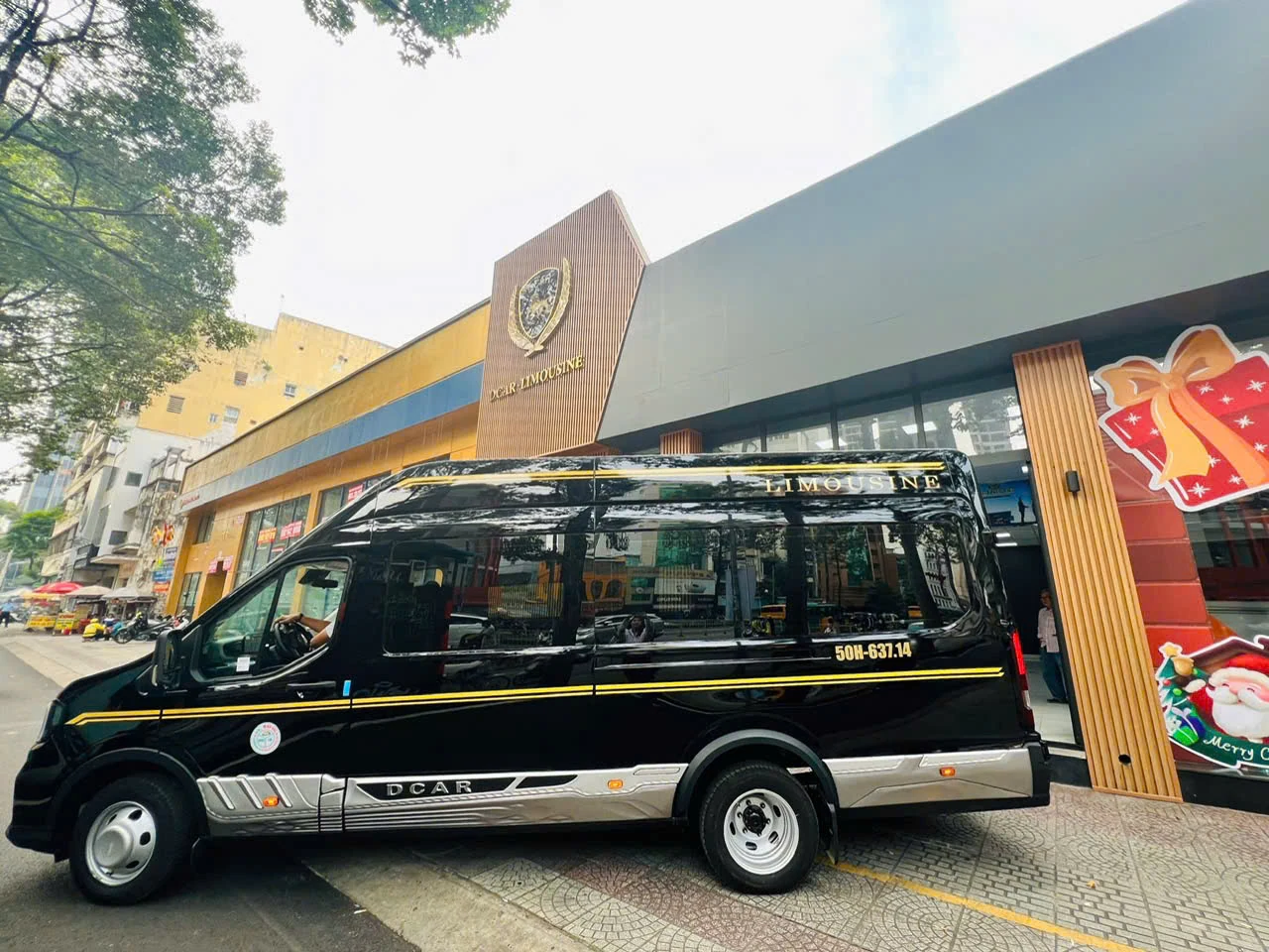 Xe Limousine 9 chỗ đưa đón sân bay Tân Sơn Nhất cho khách nhiều hành lý