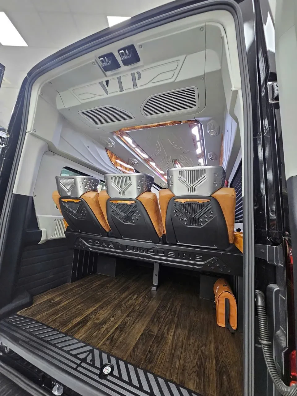 Khoang hành lý xe Limousine 9 chỗ cho sân bay và du lịch