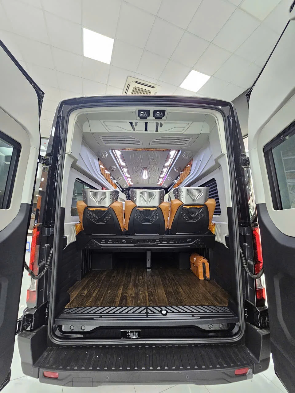 Khoang hành lý Limousine 9 chỗ phục vụ khách sân bay nhiều vali