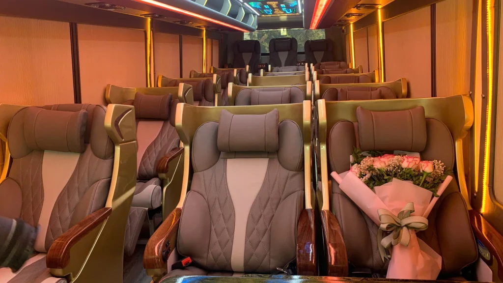 nội thất ghế da massage cao cấp thuê xe limousine 18 chỗ