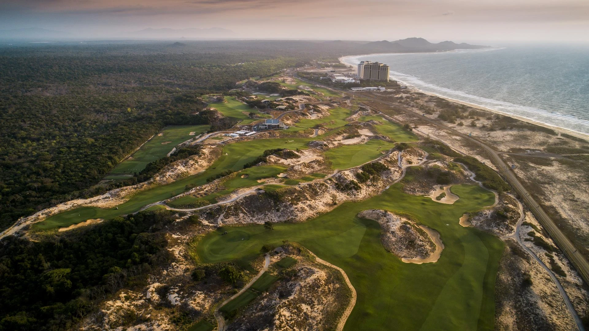 Thuê xe TPHCM đi The Bluffs Grand Ho Tram chơi golf