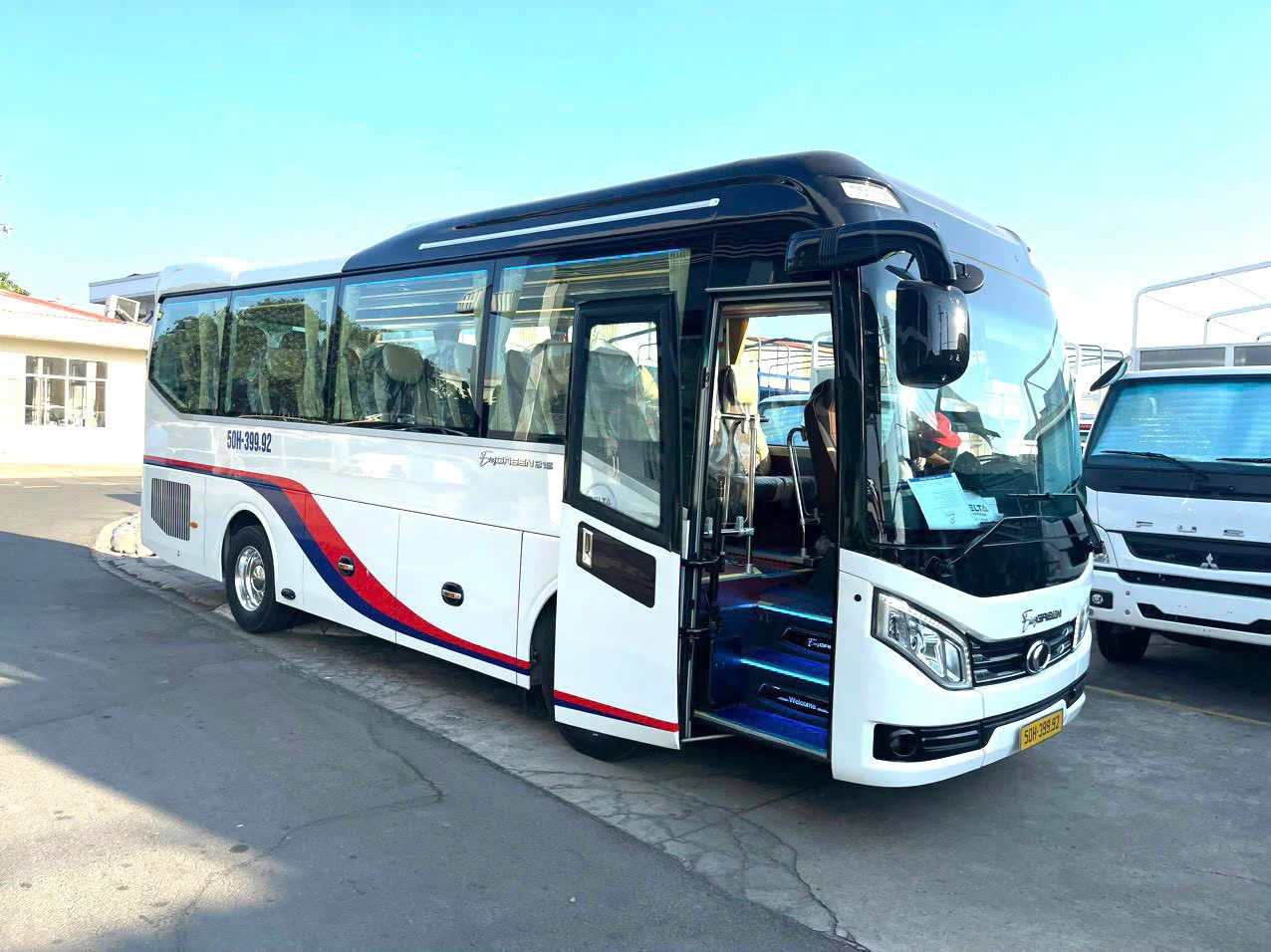 Ngoại thất xe THACO 29 chỗ phục vụ đưa đón sân bay