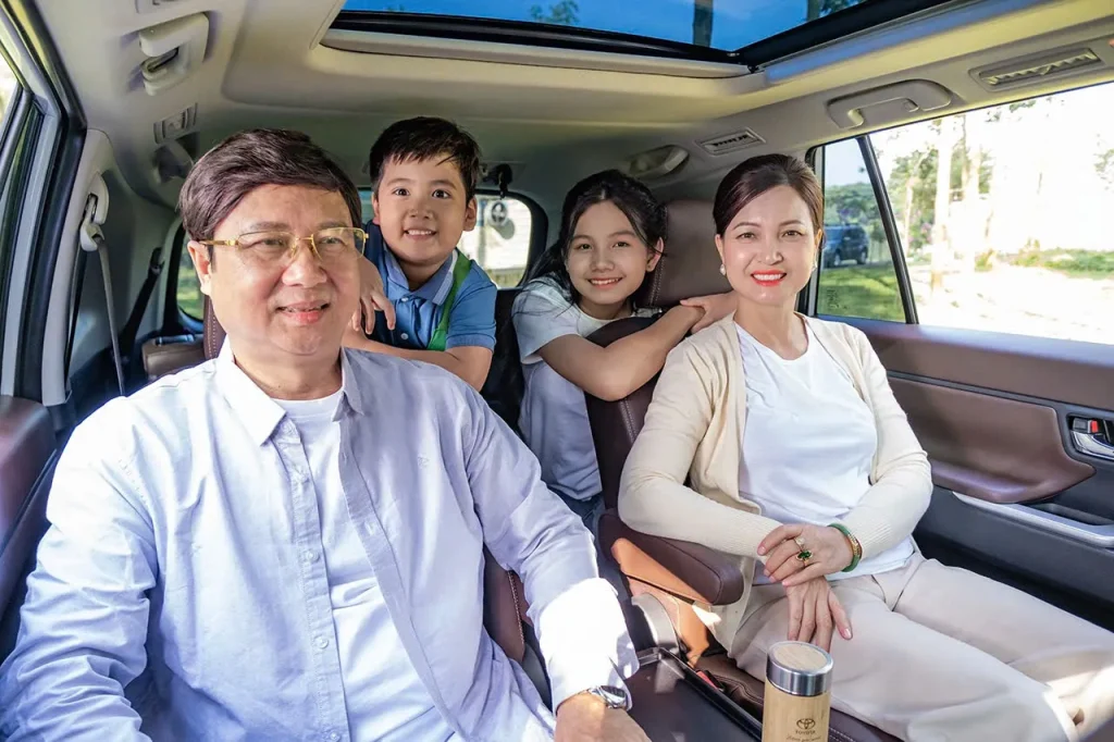 thuê xe 7 chỗ innova hybrid