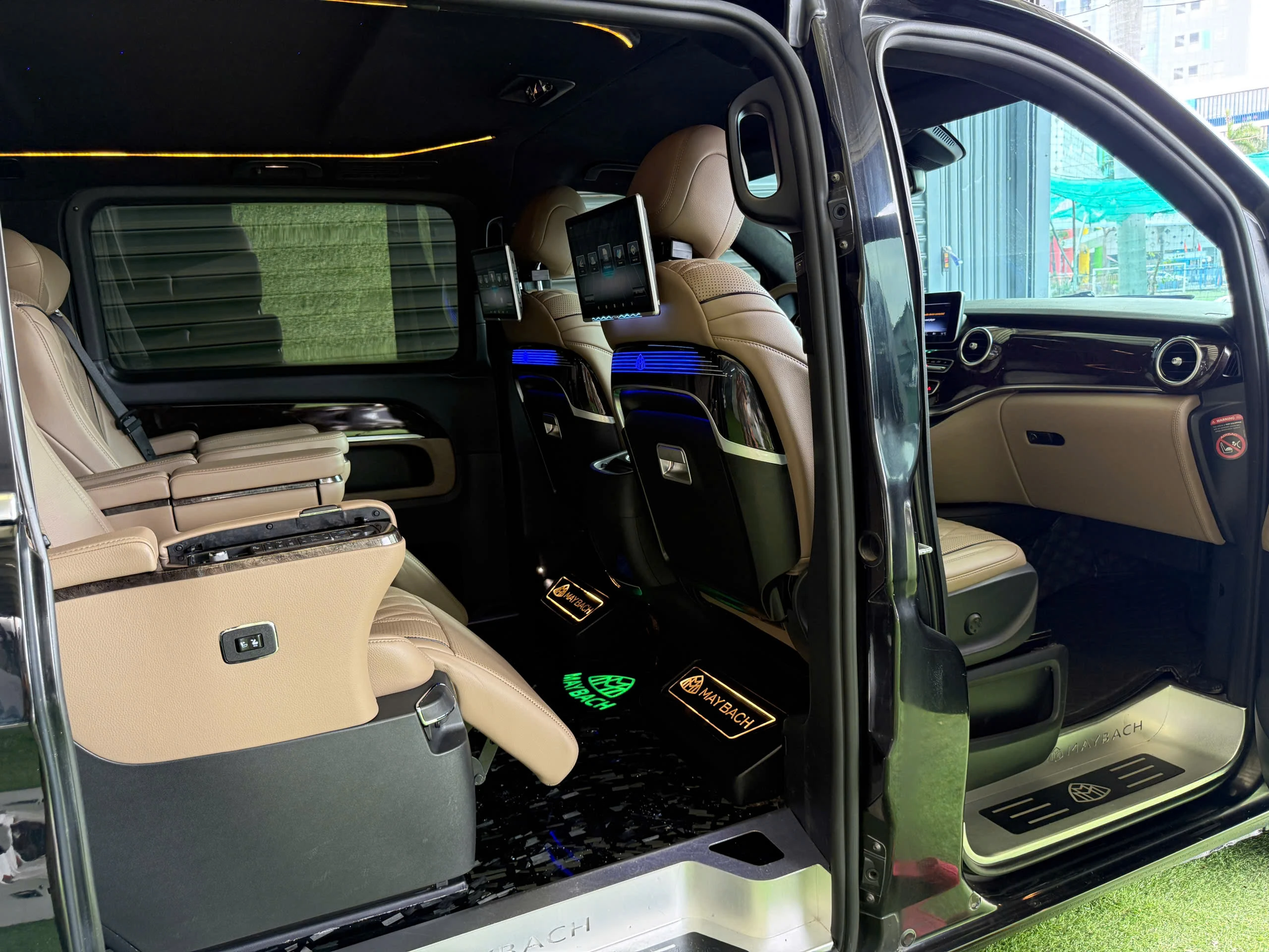 Khoang hành khách Mercedes V250 cao cấp