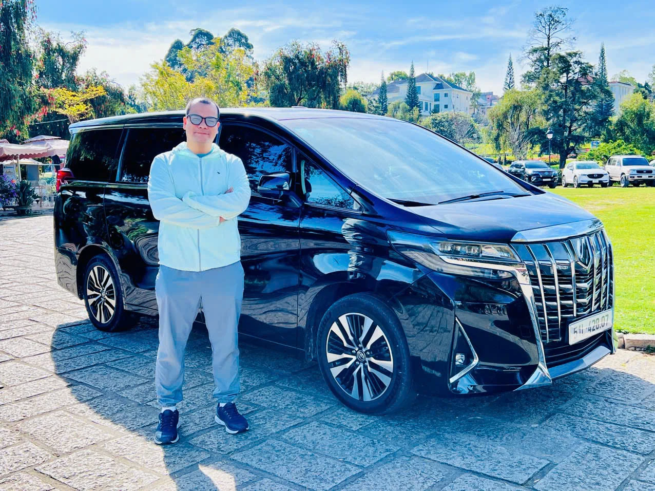 ホーチミン レンタカー 運転手付き Toyota Alphard