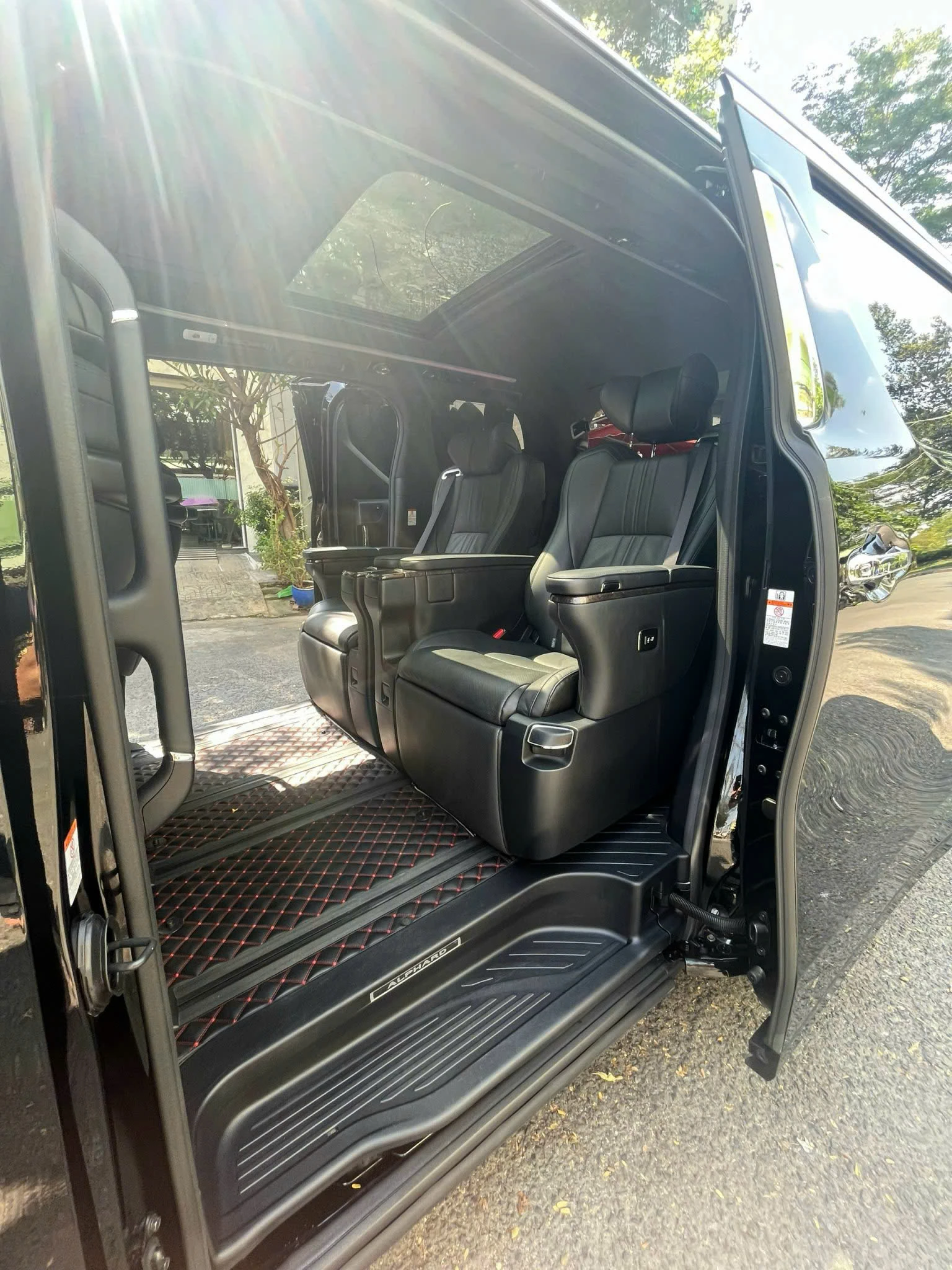 Khoang hành khách Toyota Alphard cho thuê tại TPHCM