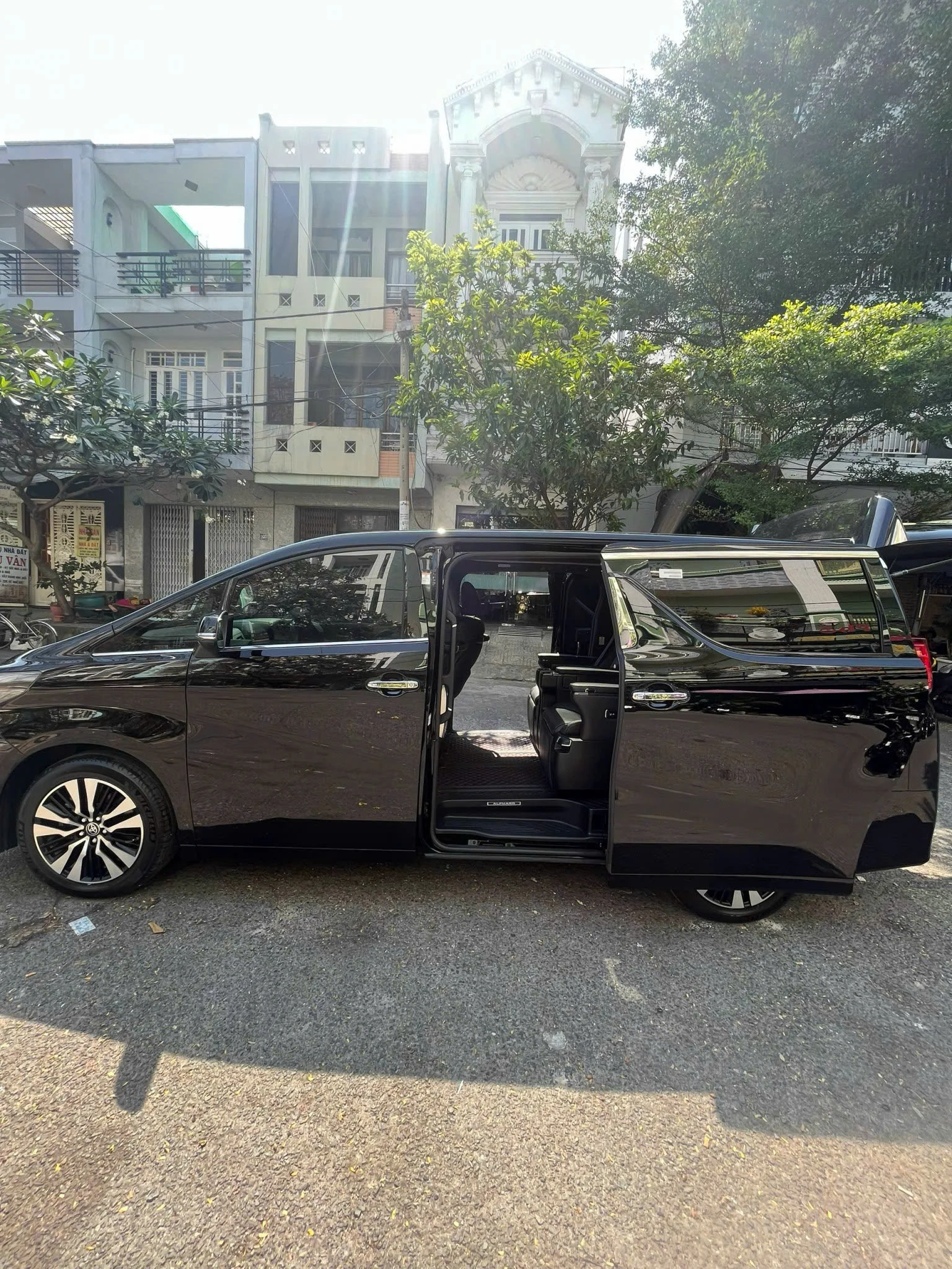 Toyota Alphard nội thất cao cấp cho chuyên gia tại TPHCM