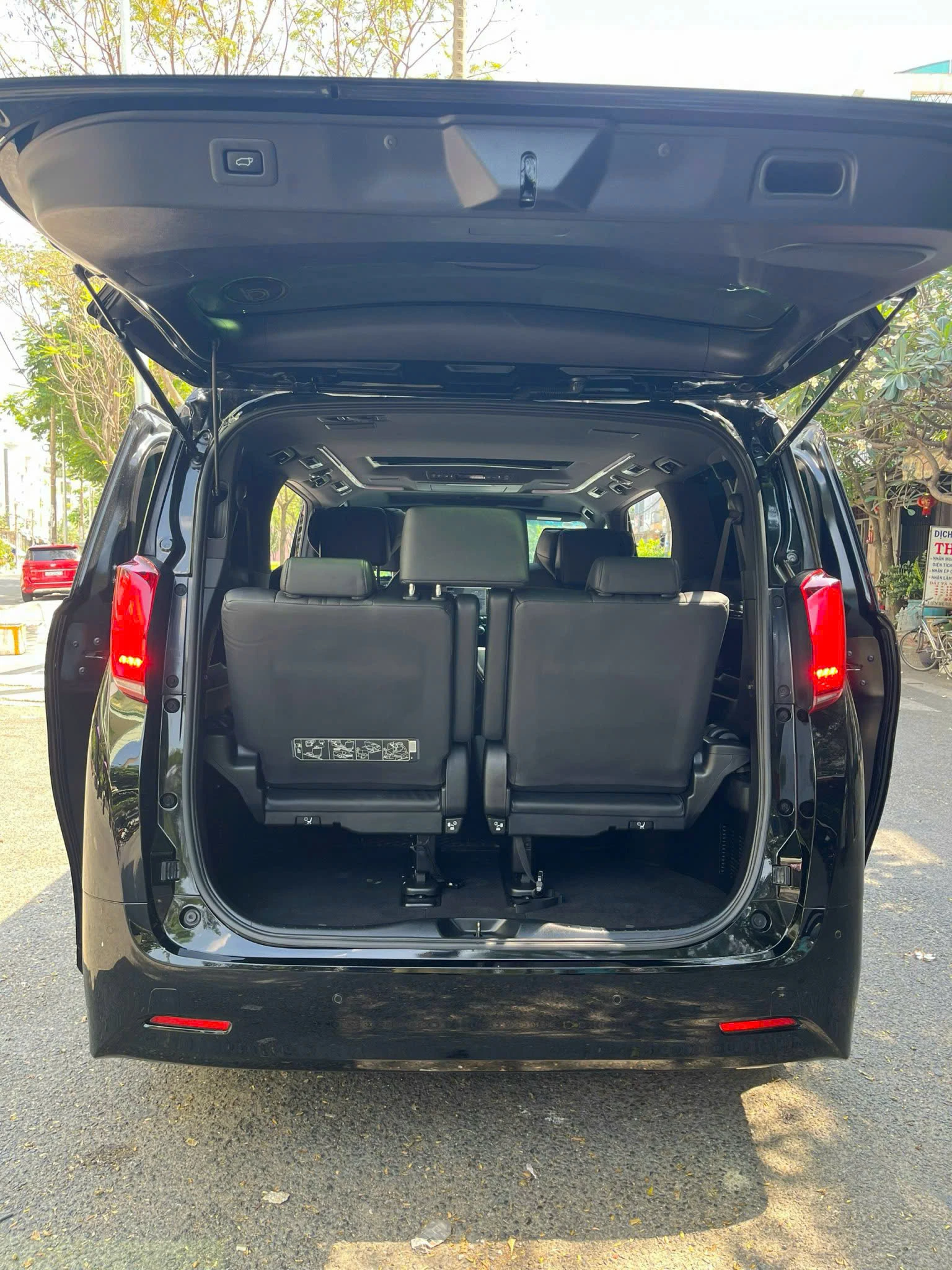 Nội thất xe Toyota Alphard luxury chauffeur TPHCM