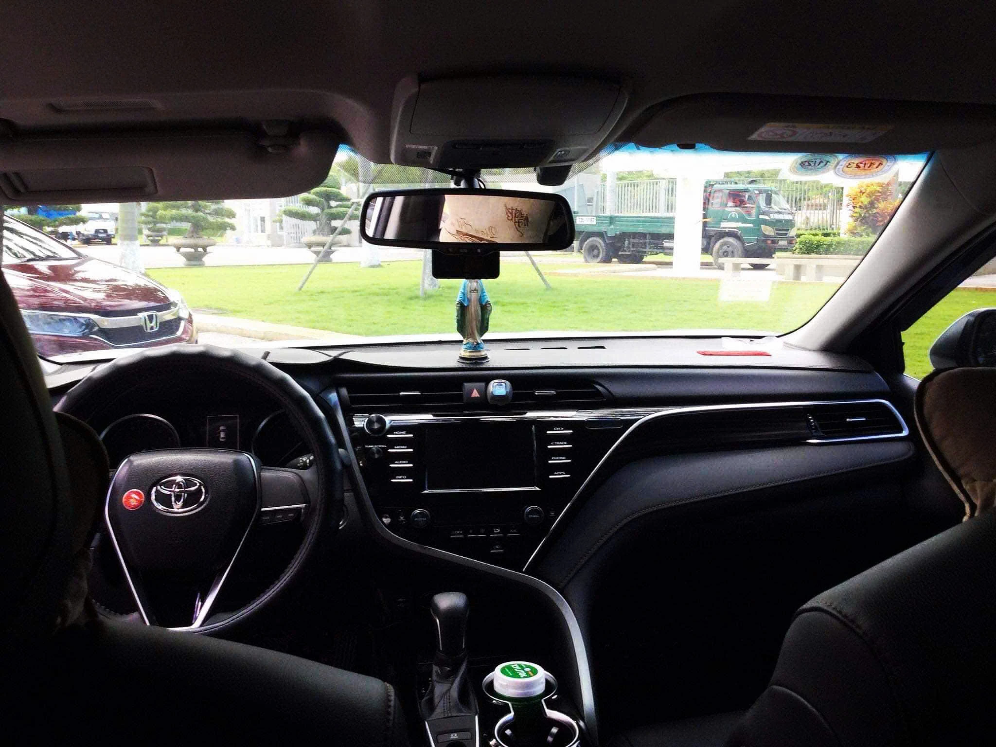 Toyota Camry business sedan tại TPHCM