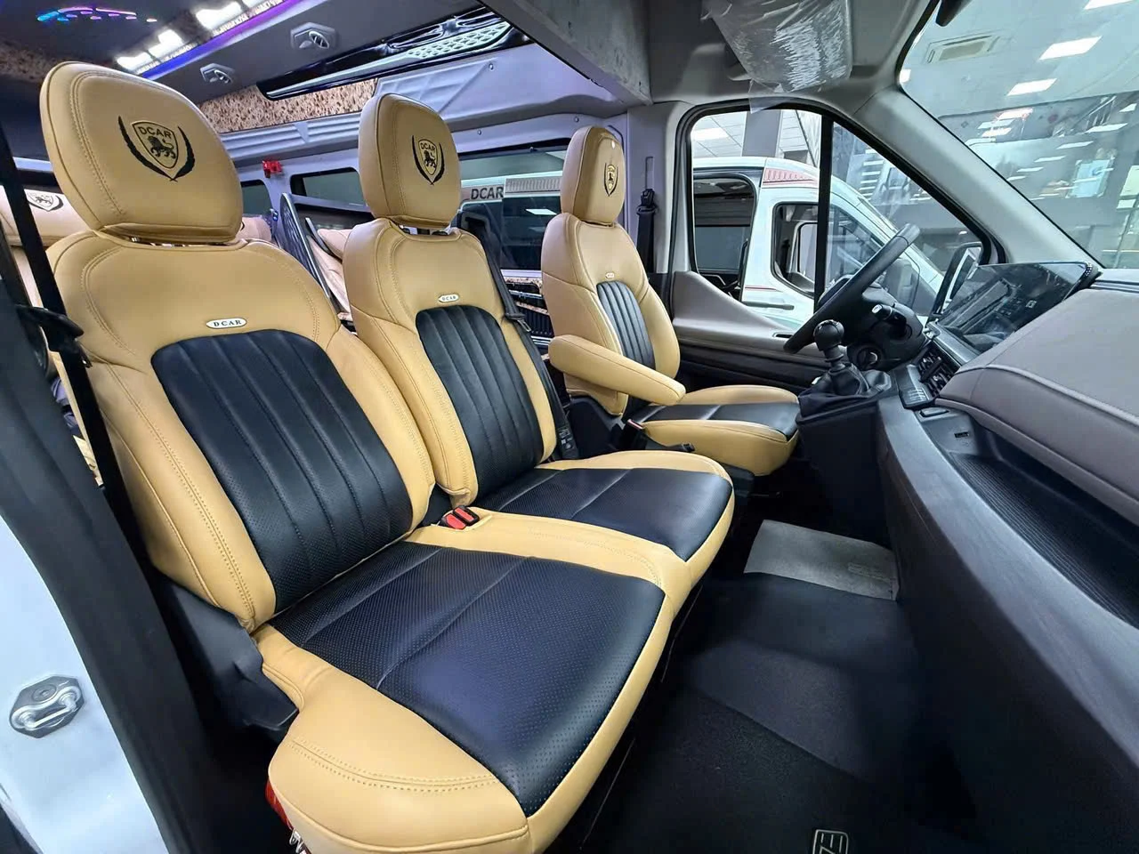 Cấu hình ghế xe Limousine 11 chỗ DCAR tại TPHCM