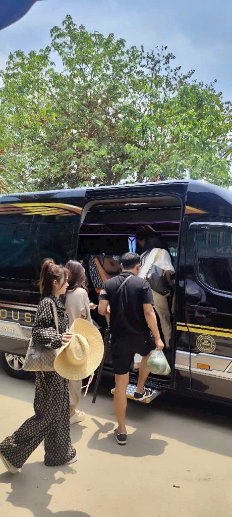 thuê xe limousine 9 chỗ