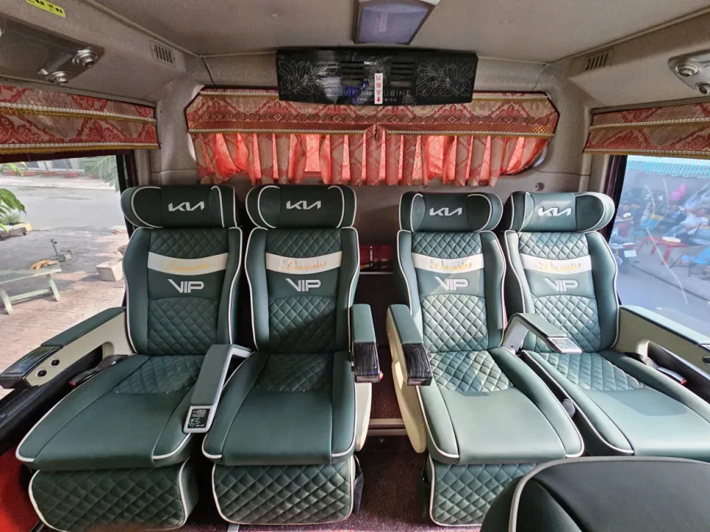 hàng ghế sau thuê xe limousine 28 chỗ
