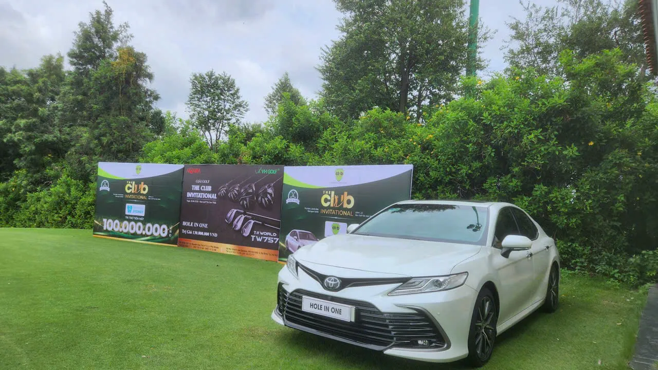 Thuê xe Toyota Camry 4 chỗ tại TPHCM có tài xế