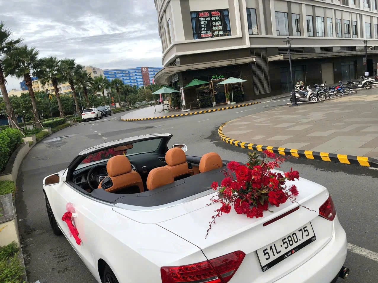Xe hoa Audi A5 mui trần đón dâu tại TPHCM