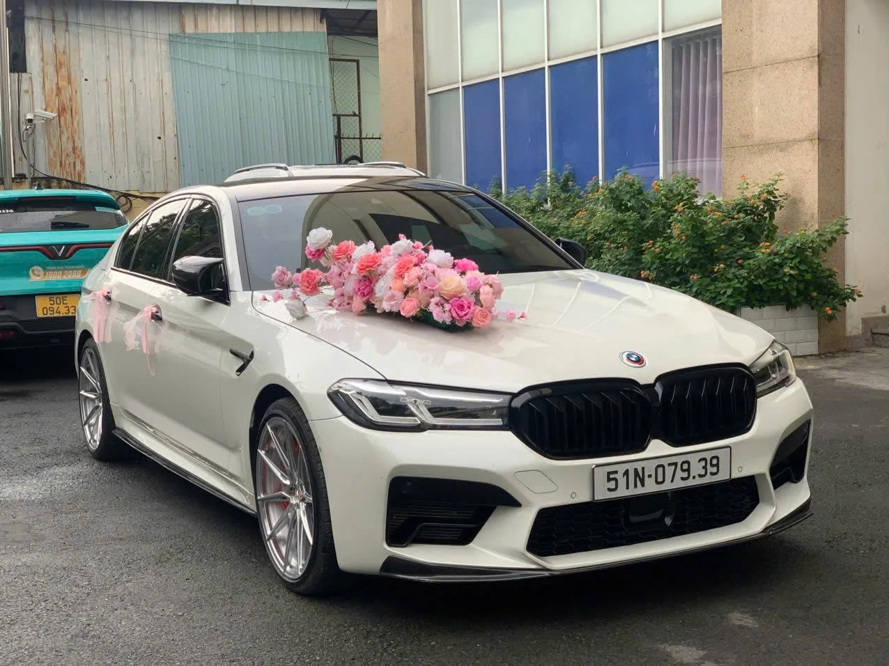 Xe hoa BMW 520i đón dâu tại TPHCM