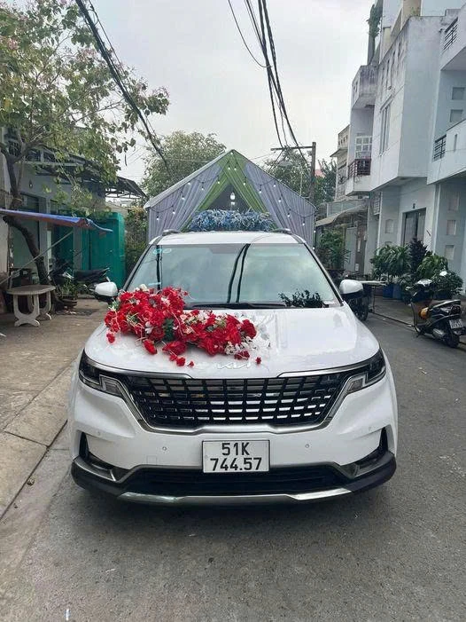 Thuê xe hoa KIA Carnival tại TPHCM