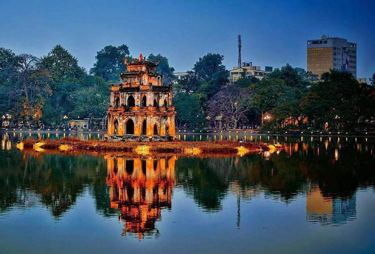 Hoan Kiem Lake in Hanoi at night